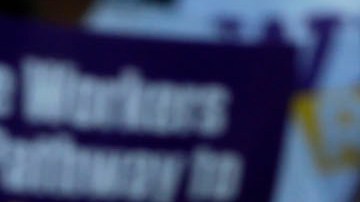 Cientos de empleados del condado protestaron pidiendo un alza al salario mínimo.