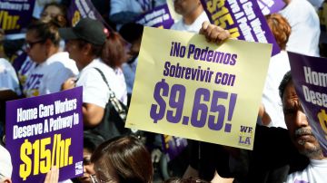 Cientos de empleados del condado protestaron pidiendo un alza al salario mínimo.