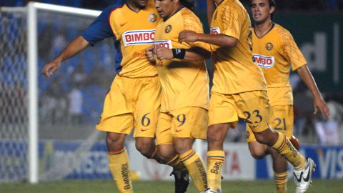 Salvador Cabañas es felicitado tras anotar en Maracaná para una voltereta espectacular contra Flamengo.