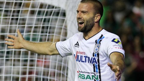 Emanuel Villa celebra uno de sus goles del fin de semana, para llegar a los 100 en México.