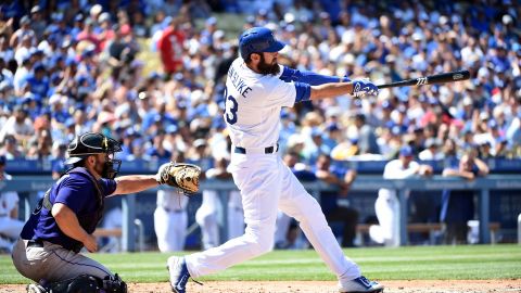 Scott Van Slyke conecta un jonrón en la explosiva sexta entrada de los Dodgers