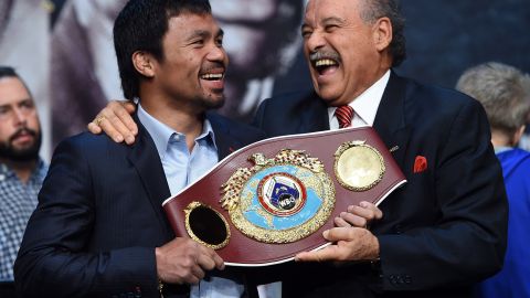 Manny Pacquiao y Francisco Valcárcel, de la OMB, con el cinturón del organismo.