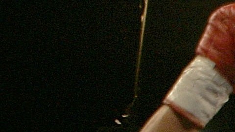 Carlos 'Famoso' Hernández en un pleito contra Bobby Pacquiao.