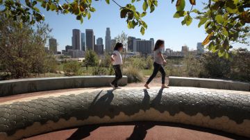 Niños juegan en Vista Hermosa Natural Park, en Los Ángeles.