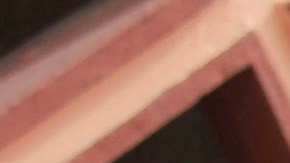 Un hombre sostiene a su hijo, quien fue herido en el ataque de ISIS.