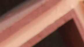 Un hombre sostiene a su hijo, quien fue herido en el ataque de ISIS.