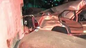 El conductor del auto huyó luego de los choques.