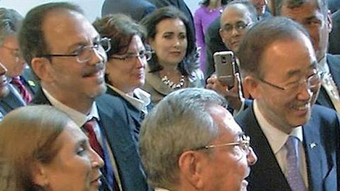 El presidente de EEUU Barack Obama y su homólogo Raúl Castro en la VII Cumbre de las Américas.