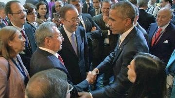 El presidente de EEUU Barack Obama y su homólogo Raúl Castro en la VII Cumbre de las Américas.