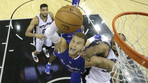 Blake Griffi recupera un  rebote en el tablero ante los Spurs de San Antonio. Foto: EFE