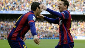 Lionel Messi (der.) y Luis Suarez celebran un gol.