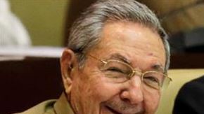Raúl Castro (izq.) y Barack Obama (der.) volverán a estrechar las manos hoy.