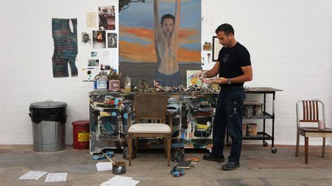 Enrique Martínez Celaya frente a su obra 'The Prince', en su estudio en LA.