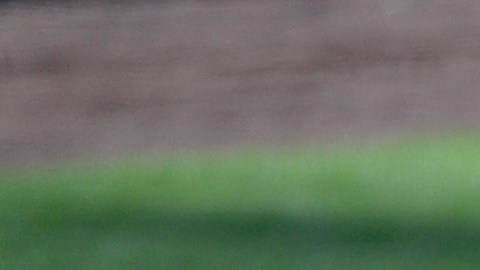 Jimmy Rollins es recibido en el home tras conectar el batazo más importante del primer juego.