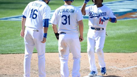 Jimmy Rollins es recibido en el home tras conectar el batazo más importante del primer juego.