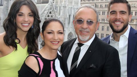 Los actores Ana Villafañe (izq.) y Josh Segarra (der.), posan con Gloria y Emilio Estefan, a los que darán vida en el musical.