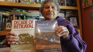 Emilia Castañeda, de 89 años de edad sostiene el libro “Década de la traición”, que habla de la repatriación de mexicanos en la década de 1930.