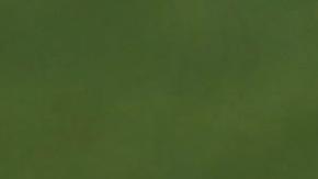 James Rodríguez (centro) y Raphael Varane (izq.) disputan un balón en una práctica del equipo en Valdebebas. /EFE