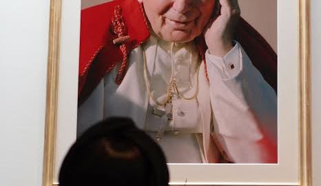 Una feligresa honra al santo Juan Pablo II