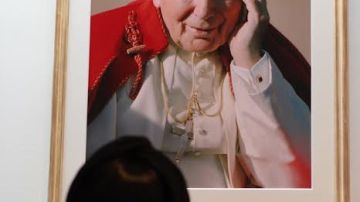 Una feligresa honra al santo Juan Pablo II