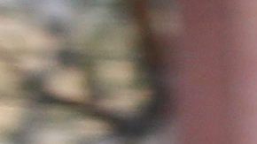 Un militar ayuda a una mujer que escapó de la Universidad de Garissa.