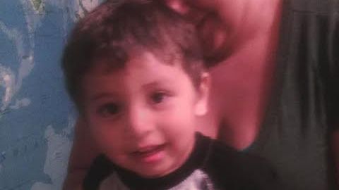 Kenia Galeana y su hijo tras haber sido liberados del Centro de Detención de ICE en Karnes, Texas.