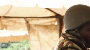 Los sobrevivientes del ataque reviven sus historias en el campamento militar de Garissa.