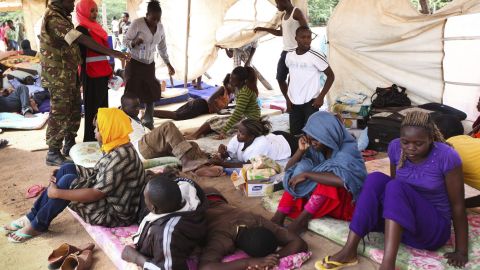 Los sobrevivientes del ataque reviven sus historias en el campamento militar de Garissa.