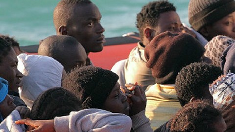 Esta fotografía de arvchivo muestra a miles de migrantes africanos cruzan hacia Europa por el Mediterráneo.