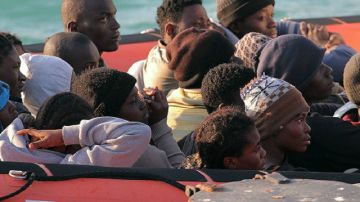 Esta fotografía de arvchivo muestra a miles de migrantes africanos cruzan hacia Europa por el Mediterráneo.