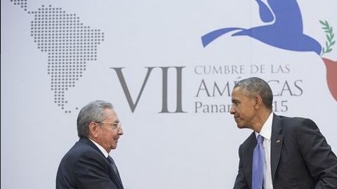 Los presidentes de EEUU y Cuba se saludan en la Cumbre de las Américas.