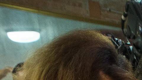 El papa Francisco lavó y besó los pies de 12 reclusos de Roma.