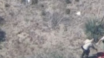 Imagen tomada del video  de NBC4 de la golpiza a un hombre por al menos cinco agentes en San Bernardino.