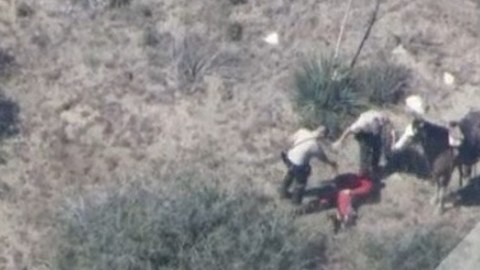 Imagen tomada del video  de NBC4 de la golpiza a un hombre por al menos cinco agentes en San Bernardino.