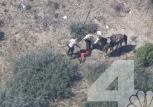 Imagen tomada del video  de NBC4 de la golpiza a un hombre por al menos cinco agentes en San Bernardino.