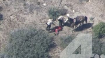 Imagen tomada del video  de NBC4 de la golpiza a un hombre por al menos cinco agentes en San Bernardino.
