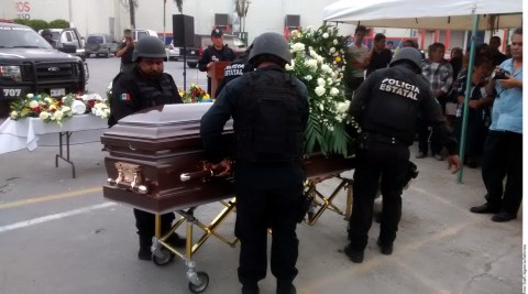 Con honores fue despedido el agente de Fuerza Tamaulipas, Rolando Castillo, quien murió en los enfrentamientos tras la detención de José Silvestre Haro Maya, "El Chive", líder del grupo delictivo "Los Fresas".