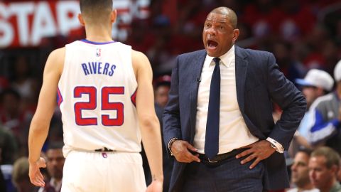 Austin Rivers recibe indicaciones de su padre, el entrenador de los Clippers, Doc Rivers. Foto: Getty Images