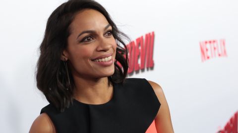 Rosario Dawson se adentra el mundo de Netflix con la serie 'Daredevil', que se estrena hoy.