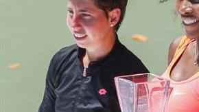 Serena Williams, campeona por octava ocasión del Abierto de Miami, junto a la española Carla Sánchez. /EFE