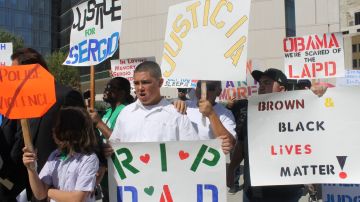 Familiares de Alex Navas se congregaron afuera del LAPD para protestar por su muerte.