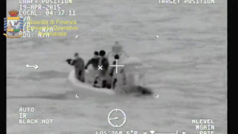 Inmigrantes buscan su ingreso a Italia.