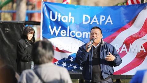 Tomy Yapias habla en la manifestación en apoyo al presidente Obama.