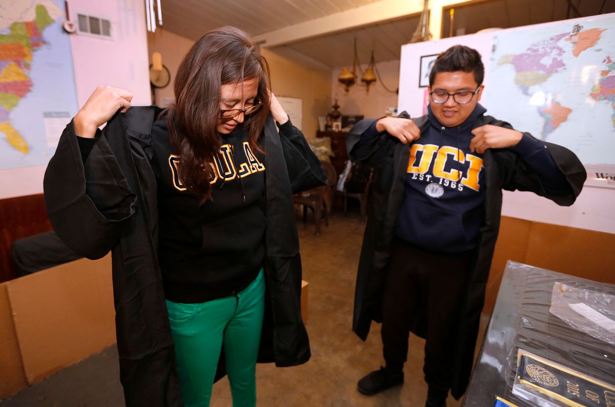 Dos hermanos indocumentados se preparan para recibir sus títulos universitarios de Cal State LA y UC Irvine. 