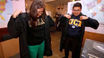 Dos hermanos indocumentados se preparan para recibir sus títulos universitarios de Cal State LA y UC Irvine.