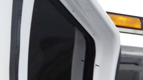 Una médica forense transporta un cuerpo durante un simulacro en el condado de Los Ángeles.