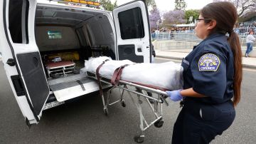 Una médica forense transporta un cuerpo durante un simulacro en el condado de Los Ángeles.