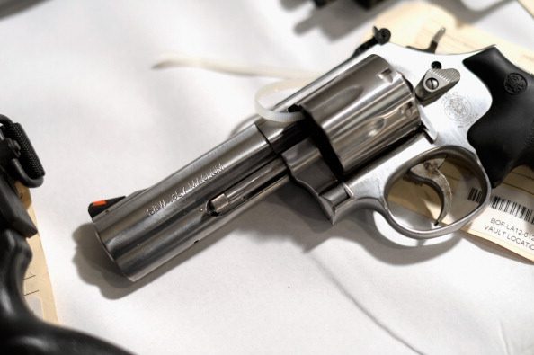 Acusan a agente del sheriff de Los Ángeles de poner pistola en mochila de niño de 8 años