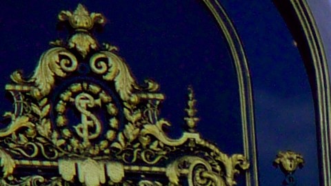 Vecinos, activistas y organizaciones de La Misión protestaron en la alcaldía de San Francisco por la crisis de vivienda y la inactividad del municipio al respecto.