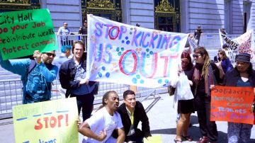Vecinos, activistas y organizaciones de La Misión protestaron en la alcaldía de San Francisco por la crisis de vivienda y la inactividad del municipio al respecto.